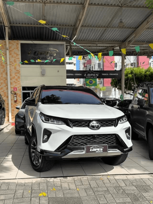 SUV branca em destaque no pátio da Lopes Veículos