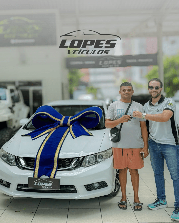 Cliente recebendo as chaves de um Honda Civic branco na Lopes Veículos
