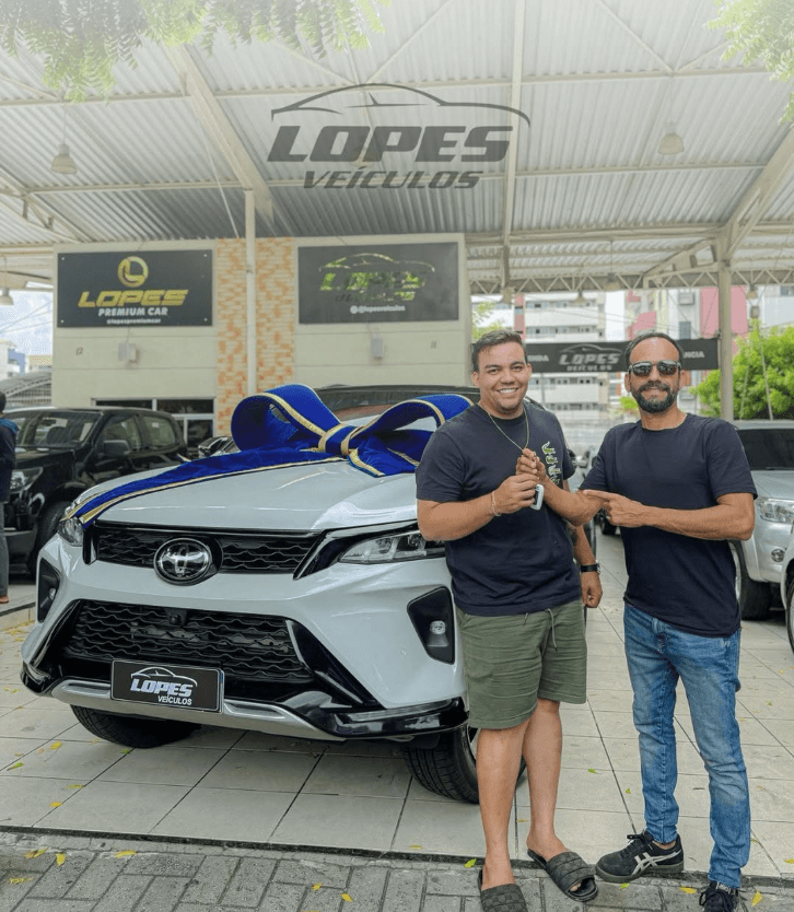Cliente recebendo as chaves de uma Toyota SW4 branca na Lopes Veículos